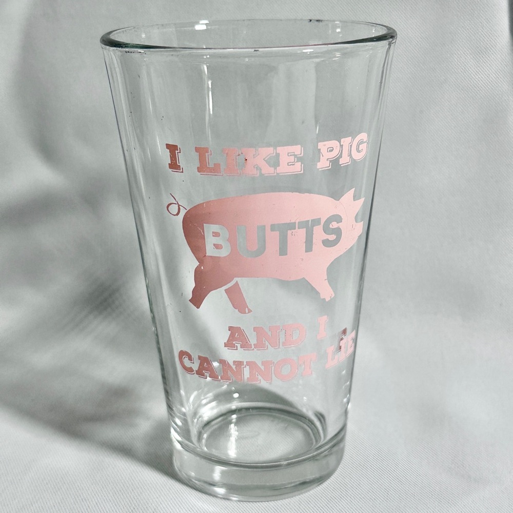 "I LIKE PIG BUTTS AND I CANNOT LIE" printed on it. Pig Glass Tumbler - Pink‎ -